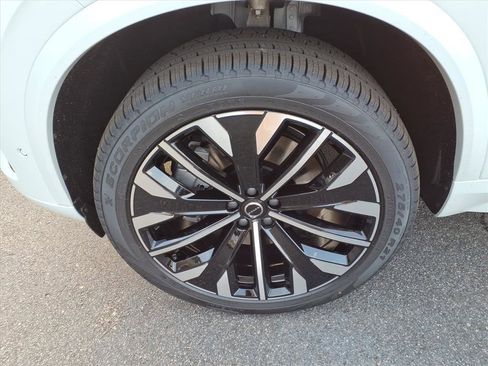 New 2026 Volvo XC90 T8 Plus w/ Protection Package Premier AWD/4WD image 11