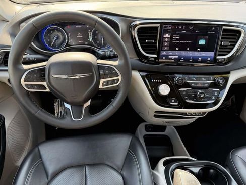 Used 2024 Chrysler Pacifica Touring-L image 15