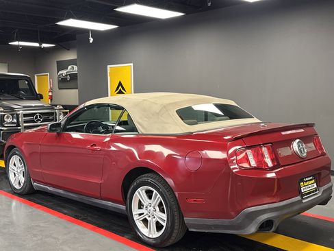 Used 2010 Ford Mustang Convertible image 11