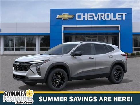 New 2026 Chevrolet Trax LT w/ Driver Confidence Package FWD image 2