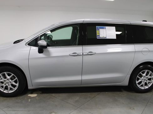 Used 2023 Chrysler Pacifica Touring-L FWD image 6
