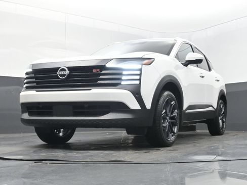 Certified 2025 Nissan Kicks SR FWD image 23