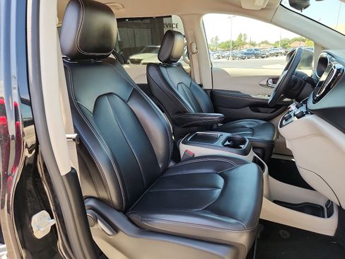Used 2023 Chrysler Pacifica Touring-L FWD image 15