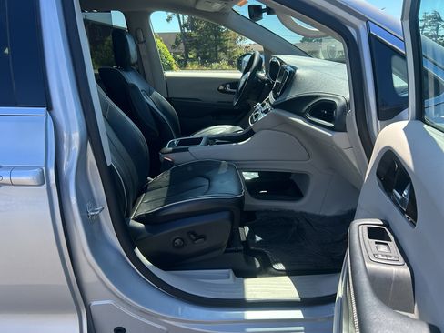 Used 2023 Chrysler Pacifica Limited w/ Uconnect Theater Family Group FWD image 34