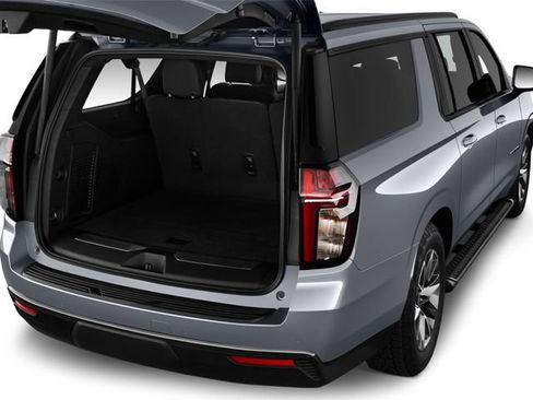 Used 2023 Chevrolet Suburban Z71 w/ Luxury Package AWD/4WD image 7