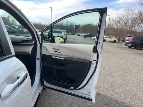 Certified 2023 Toyota Sienna Platinum image 35