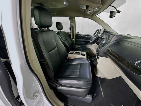 Used 2015 Chrysler Town & Country Touring FWD image 27