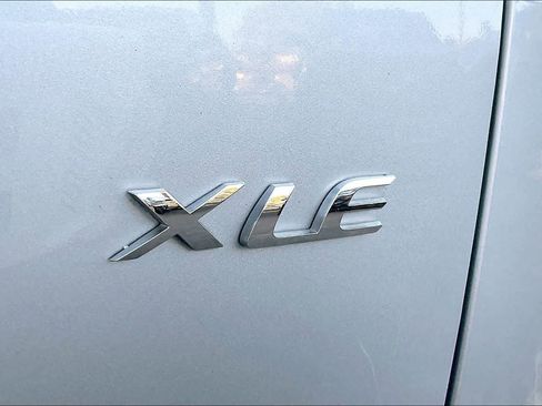 Used 2023 Toyota Corolla Cross XLE image 9