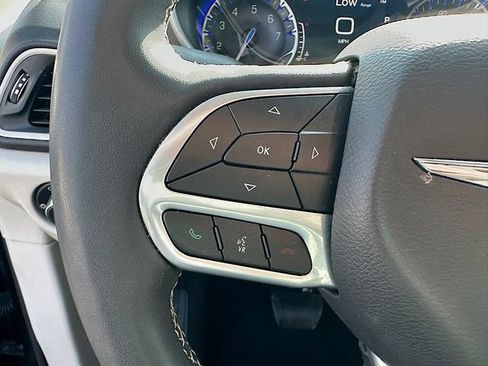 Used 2024 Chrysler Pacifica Touring-L FWD image 21