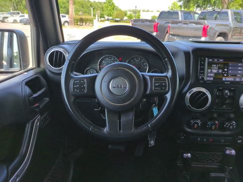 Used 2018 Jeep Wrangler Unlimited Sahara w/ Connectivity Group AWD/4WD image 15