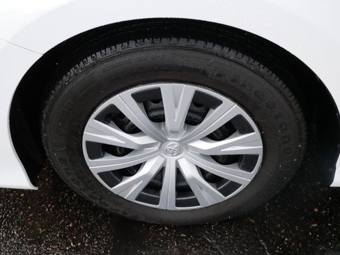 Used 2019 Toyota Camry LE image 15