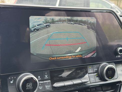Used 2023 Toyota Highlander XLE AWD/4WD image 24
