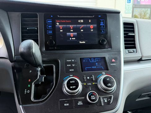 Used 2015 Toyota Sienna LE image 27