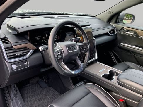 Used 2025 GMC Acadia Denali FWD image 17