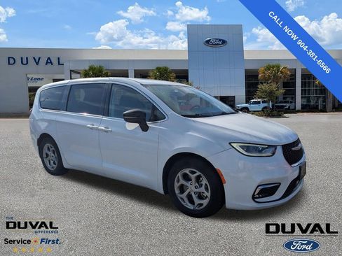 Used 2024 Chrysler Pacifica Limited FWD image 1