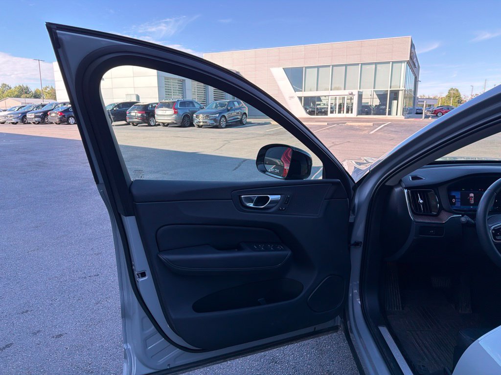Used 2024 Volvo XC60 B5 Plus w/ Protection Package Premier AWD/4WD image 9