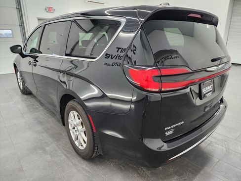 Used 2024 Chrysler Pacifica Touring-L image 6