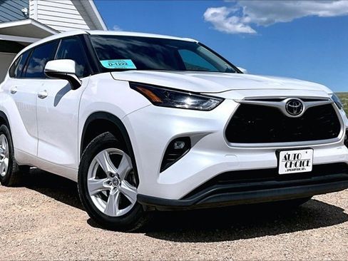 Used 2024 Toyota Highlander LE AWD/4WD image 3