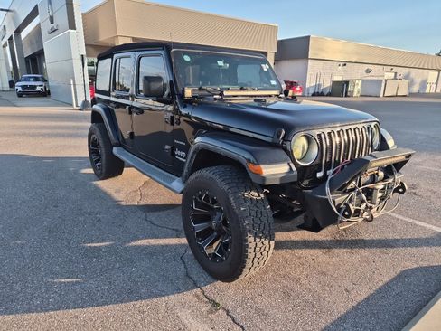 Used 2018 Jeep Wrangler Unlimited Sahara AWD/4WD image 6