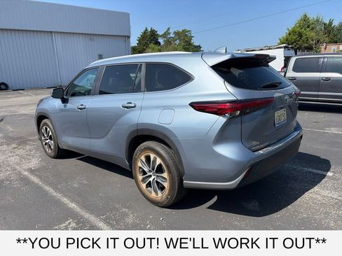 Used 2023 Toyota Highlander XLE FWD image 4