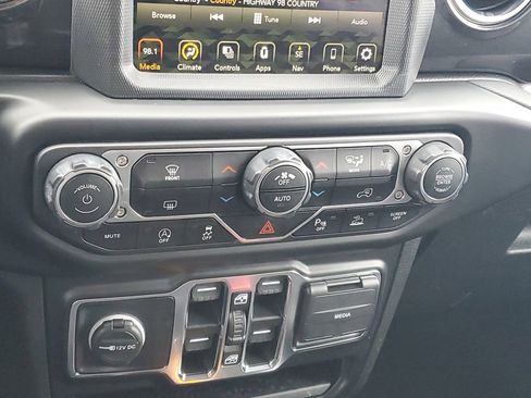 Used 2022 Jeep Wrangler Unlimited Sahara image 18