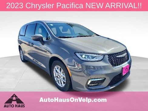 Used 2023 Chrysler Pacifica Touring-L FWD image 1