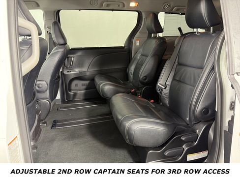 Used 2018 Toyota Sienna SE image 10