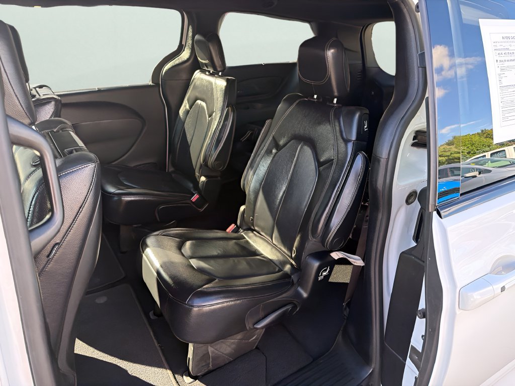 Used 2019 Chrysler Pacifica Touring-L Plus w/ S Appearance Package FWD image 10