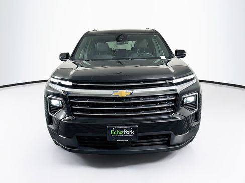 Used 2025 Chevrolet Traverse LT FWD image 2