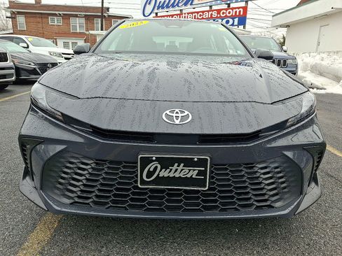 Used 2025 Toyota Camry SE image 8
