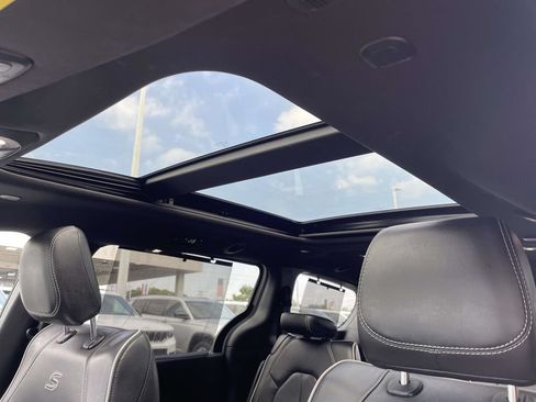 Certified 2025 Chrysler Pacifica Limited FWD image 31