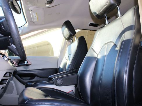 Used 2020 Chrysler Voyager Lxi image 11