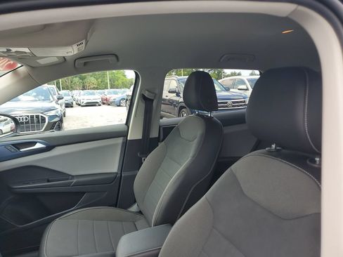 Certified 2022 Volkswagen Taos SE FWD image 22