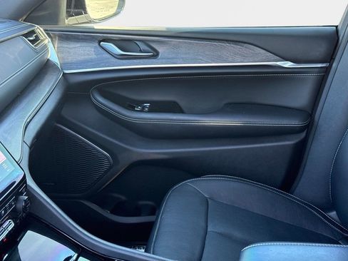 Used 2023 Jeep Grand Cherokee L Overland image 21