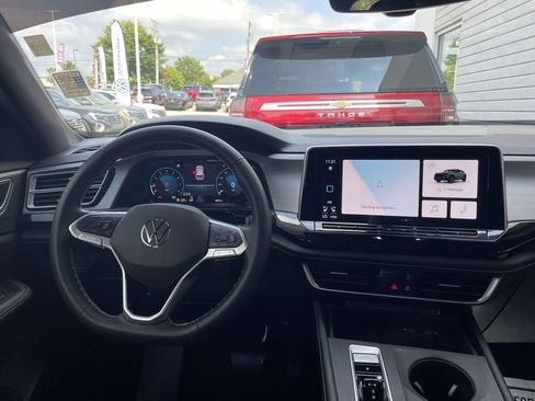 Used 2025 Volkswagen Atlas Cross Sport SE FWD image 14