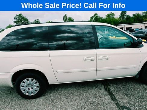Used 2005 Chrysler Town & Country LX w/ Popular Equipment Group II FWD image 2