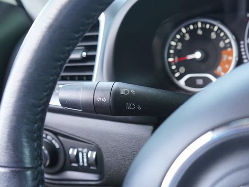 Used 2019 Jeep Renegade Latitude w/ Cold Weather Group FWD image 16