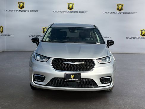 Used 2024 Chrysler Pacifica Touring-L image 8