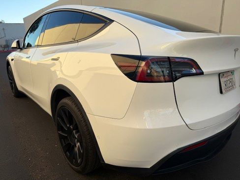 Used 2022 Tesla Model Y Long Range image 10