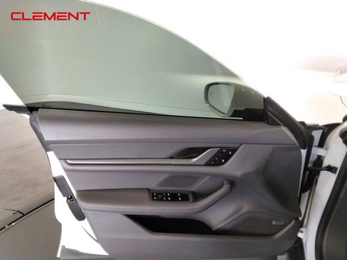 Used 2022 Porsche Taycan image 30
