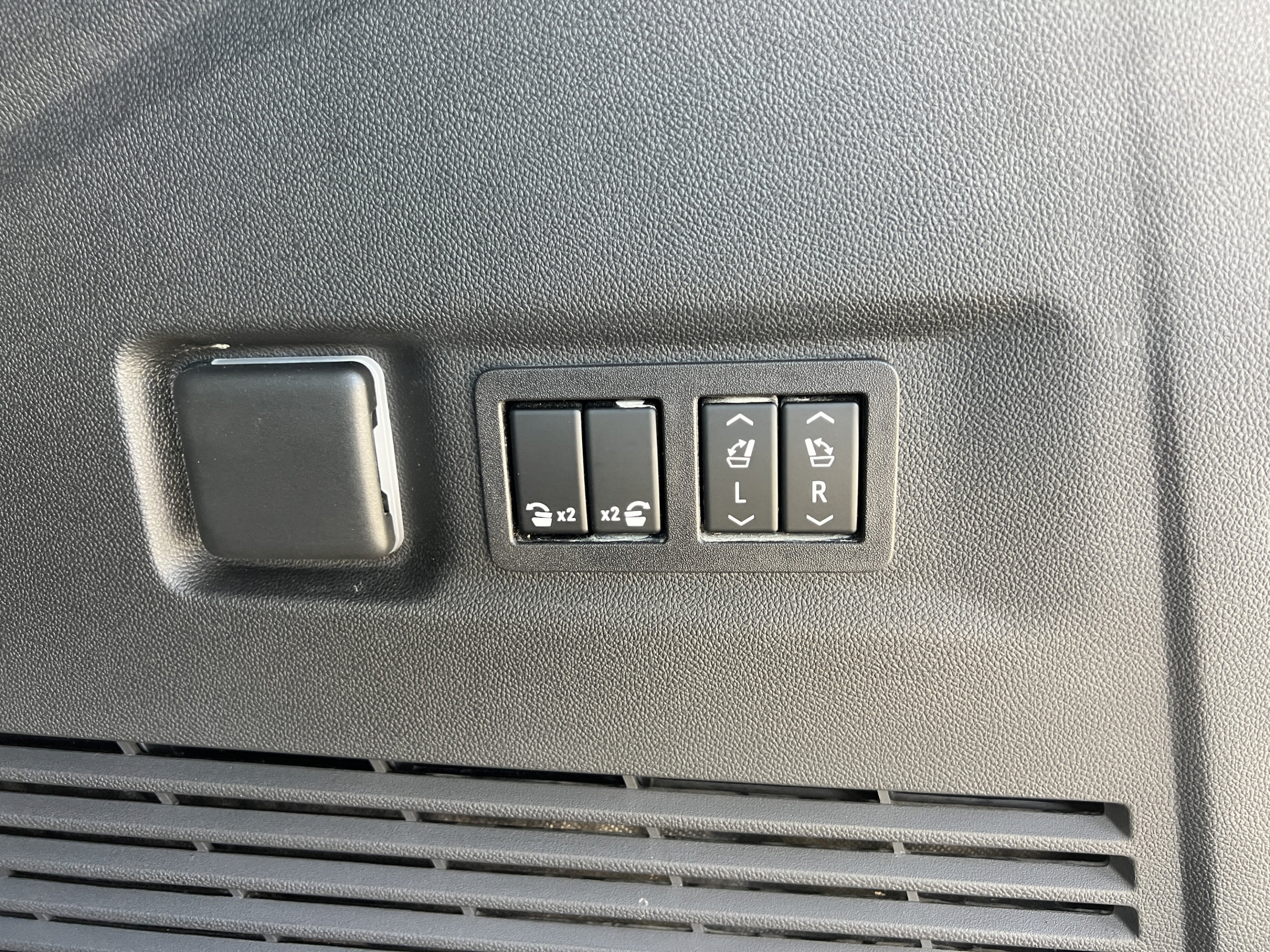 Used 2023 GMC Yukon XL AT4 w/ Technology Package AWD/4WD image 26