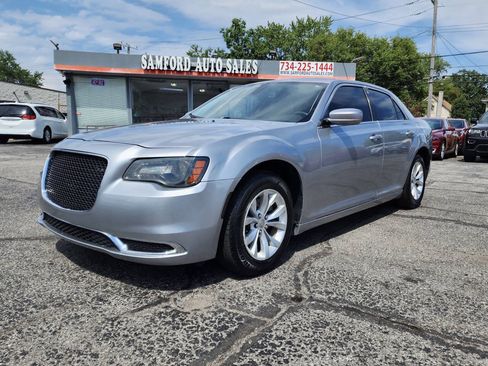 Used 2015 Chrysler 300 Limited RWD image 2