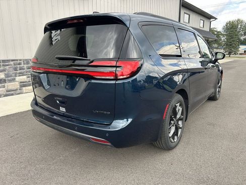Used 2025 Chrysler Pacifica Limited FWD image 3