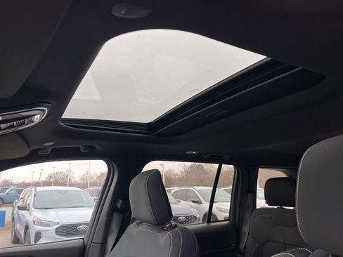 Used 2025 Jeep Grand Cherokee Laredo X image 18