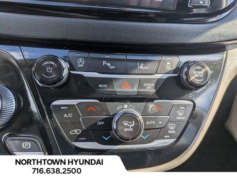 Used 2024 Chrysler Pacifica Touring-L image 16