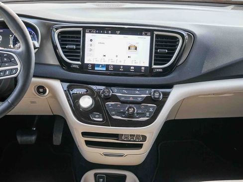 Used 2024 Chrysler Pacifica Touring-L image 11