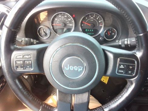 Used 2016 Jeep Wrangler Unlimited Sahara w/ Connectivity Group AWD/4WD image 8