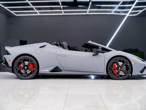 Used 2020 Lamborghini Huracan EVO image 11