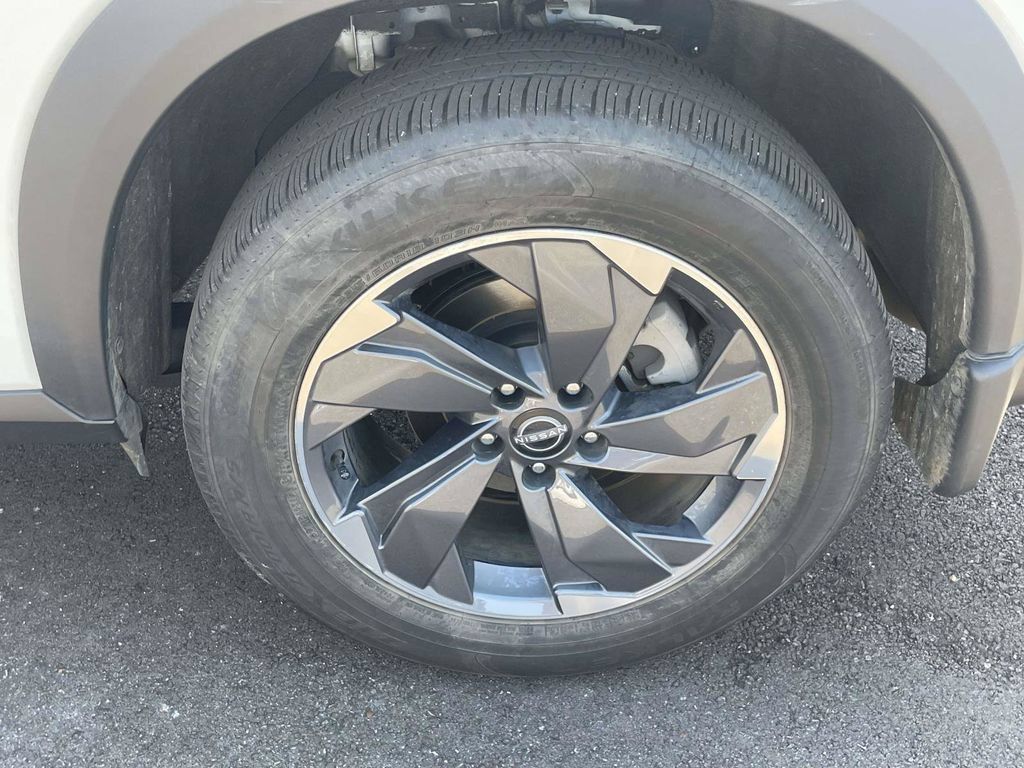 Used 2025 Nissan Rogue SV FWD image 9