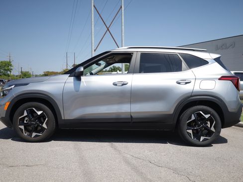 Used 2024 Kia Seltos EX FWD image 2